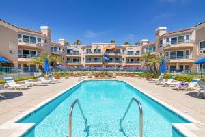 Bazén v ubytování 4P-201 Ocean View Steps to Beach nebo v jeho okolí