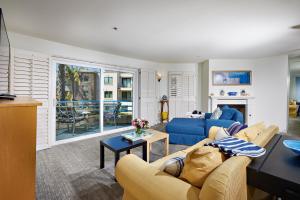 Posezení v ubytování 4P-201 Ocean View Steps to Beach