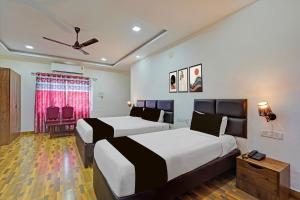 Postel nebo postele na pokoji v ubytování Super Townhouse Vanagaram Apollo Hospital Chennai Formerly V Hotels & Restaurant
