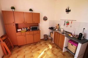 Η κουζίνα ή μικρή κουζίνα στο Charming Chalet with Terrace in Lavinaio – 32 m² +12 φωτογραφίες