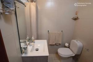 Ένα μπάνιο στο Charming Chalet with Terrace in Lavinaio – 32 m²