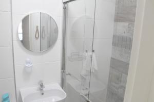 Et badeværelse på Mont Serrat, West Beach, Whispering Waves