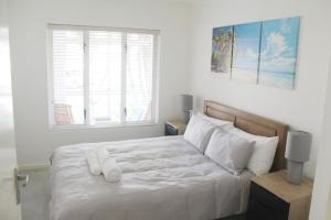 En eller flere senge i et værelse på Mont Serrat, West Beach, Whispering Waves