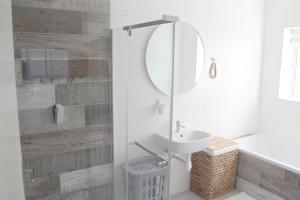 Et badeværelse på Mont Serrat, West Beach, Whispering Waves + 6 billeder