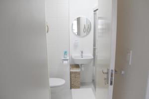 Et badeværelse på Mont Serrat, West Beach, Whispering Waves