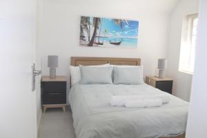 En eller flere senge i et værelse på Mont Serrat, West Beach, Whispering Waves