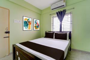 Un dormitorio con una cama grande en una habitación. en Collection O MKU Madurai Formerly Mpl Elite, en Samayanallūr