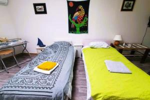 zwei Betten nebeneinander in einem Zimmer in der Unterkunft L'Occitane Maison de village climatisée in Lapalme + 8 Fotos