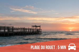 Ein Pier mit einem neben dem Meer geparkten Auto in der Unterkunft L'Occitane Maison de village climatisée in Lapalme