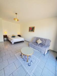 Postel nebo postele na pokoji v ubytování L'amandier - Maison avec jardin sans vis à vis