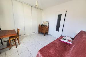 TV a/nebo společenská místnost v ubytování L'amandier - Maison avec jardin sans vis à vis