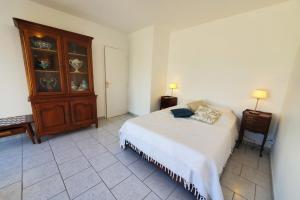 Postel nebo postele na pokoji v ubytování L'amandier - Maison avec jardin sans vis à vis + 3 fotografie