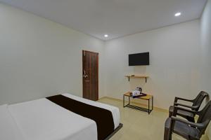 Μια τηλεόραση ή/και κέντρο ψυχαγωγίας στο Hotel O Square Mall Hyderabad Formerly A1 Classic