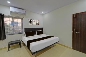 Ένα ή περισσότερα κρεβάτια σε δωμάτιο στο Hotel O Square Mall Hyderabad Formerly A1 Classic