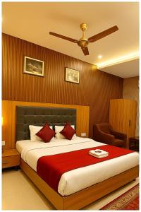Postel nebo postele na pokoji v ubytování Hotel Kavyani Sidhant Palace Near Kashi Vishwanath Temple - Free Wifi and Free Parking Facilities - Free Wifi Facilities # Fully Air conditioning Luxuary Room - Top Rated Hotel In Varanasi