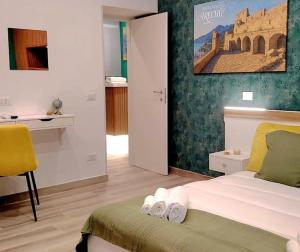 een slaapkamer met een bed en een bureau in een kamer bij Residence Arechi in Salerno