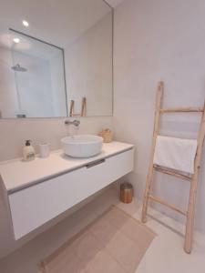 een badkamer met een wastafel, een spiegel en een ladder bij Casa Bianca - Villa d'architecte avec piscine in Leucate