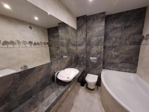 Apart Premium ЖК Андріївський في ترنوبل: حمام مع حوض استحمام ومرحاض ومغسلة +8 صور