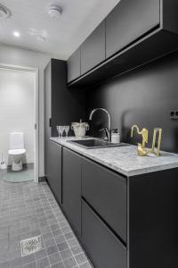 Η κουζίνα ή μικρή κουζίνα στο Villa Lucky Live by Hilla Villas +46 φωτογραφίες