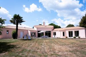 Το κτήριο όπου στεγάζεται  η παραθεριστική κατοικία