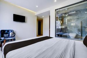 Телевизор и/или развлекательный центр в Townhouse Vadodara Railway Junction Formerly Hotel Unique