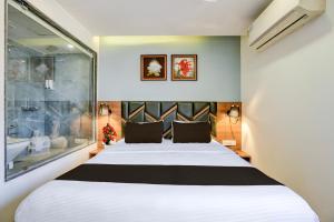 Кровать или кровати в номере Townhouse Vadodara Railway Junction Formerly Hotel Unique