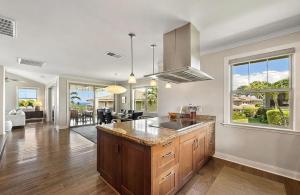 Kuchyň nebo kuchyňský kout v ubytování Luxury Wailea Home with Panoramic Ocean Views