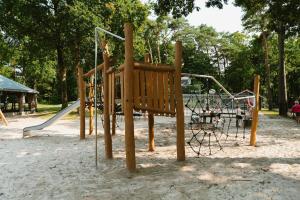 Ο χώρος παιχνιδιού για παιδιά στο Recreatiepark de Vossenburcht IJhorst +43 φωτογραφίες