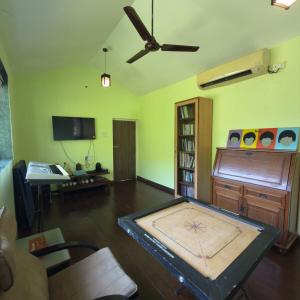 TV a/nebo společenská místnost v ubytování Lonavala Tungarli - Escape To A Bygone EraA Home With Soul