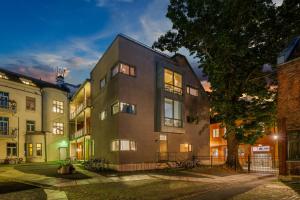 Midtbyen Apartment في تروندهايم: مبنى يتم تشغيله في مدينة في الليل