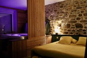 Un dormitorio con una cama y un baño con bañera. en La parenthese, en Beaussais sur Mer