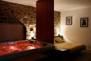 Habitación con bañera en un dormitorio. en La parenthese, en Beaussais sur Mer