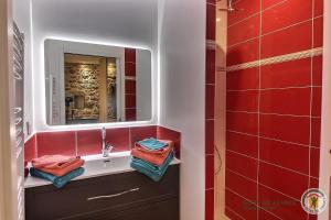 baño con paredes rojas, espejo y toallas en La parenthese, en Beaussais sur Mer 36 fotos más