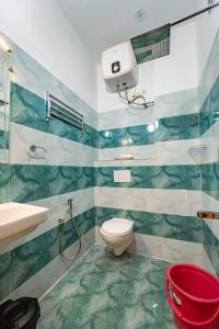 um banheiro com vaso sanitário e pia em Priya Residency Pondicherry em Pondicherry