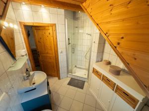 a bathroom with a sink and a toilet and a shower at Ferienwohnung zum Kirchturmblick in Dettelbach