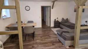 Un lugar para sentarse en Ferienhaus an der Thyragrotte