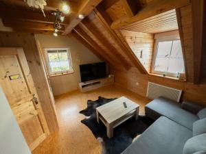 a living room with a couch and a table at Ferienwohnung zum Kirchturmblick in Dettelbach