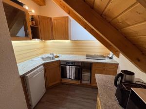 a small kitchen with a sink and a stove at Ferienwohnung zum Kirchturmblick in Dettelbach
