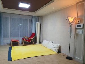 Un pat sau paturi într-o cameră la Keumho river house