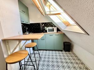 Η κουζίνα ή μικρή κουζίνα στο Appartement Vue Mer - À 50m de la Plage des Minimes - Grand Jardin - Parking Gratuit