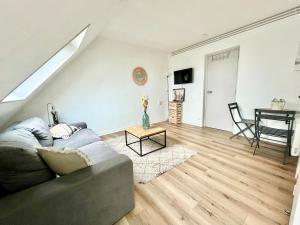 Μια τηλεόραση ή/και κέντρο ψυχαγωγίας στο Appartement Vue Mer - À 50m de la Plage des Minimes - Grand Jardin - Parking Gratuit