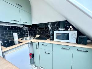 Η κουζίνα ή μικρή κουζίνα στο Appartement Vue Mer - À 50m de la Plage des Minimes - Grand Jardin - Parking Gratuit