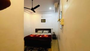 a small bedroom with a bed in a room at Radha Krishna Paying Guest House in Ayodhya