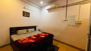a small bedroom with a bed in a room at Radha Krishna Paying Guest House in Ayodhya