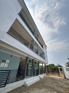 El edificio en el que está la casa de huéspedes