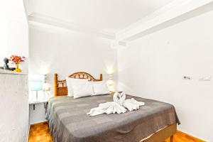 Un dormitorio con una cama con toallas. en Unique Apartahotel 4-2, en Torrevieja