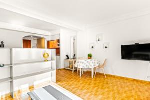 cocina y comedor con mesa en Unique Apartahotel 4-2, en Torrevieja