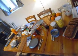 einen Holztisch mit Essen darüber in der Unterkunft Ferme Des Montagnes Bleues in Jonchères + 17 Fotos
