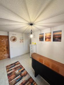 sala de estar con banco y mesa en Hospedaje Galizano, en Galizano