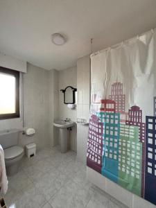 un baño con inodoro y lavabo en Hospedaje Galizano, en Galizano